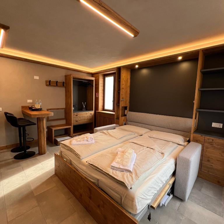 Harmonia Suite & Apartments - Suite with Mountain View - 4