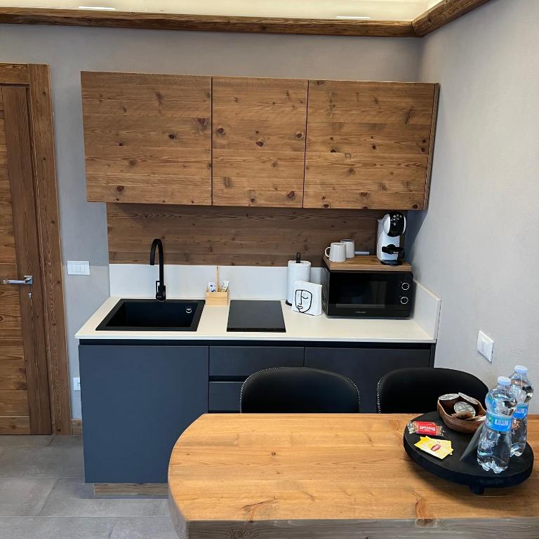 Harmonia Suite & Apartments - Suite with Mountain View - 12