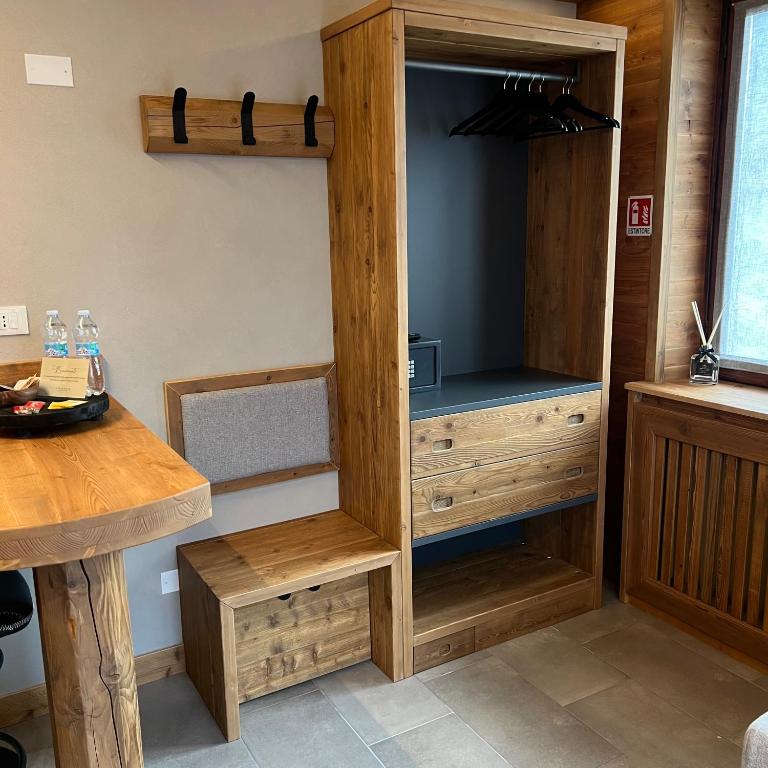 Harmonia Suite & Apartments - Suite with Mountain View - 13