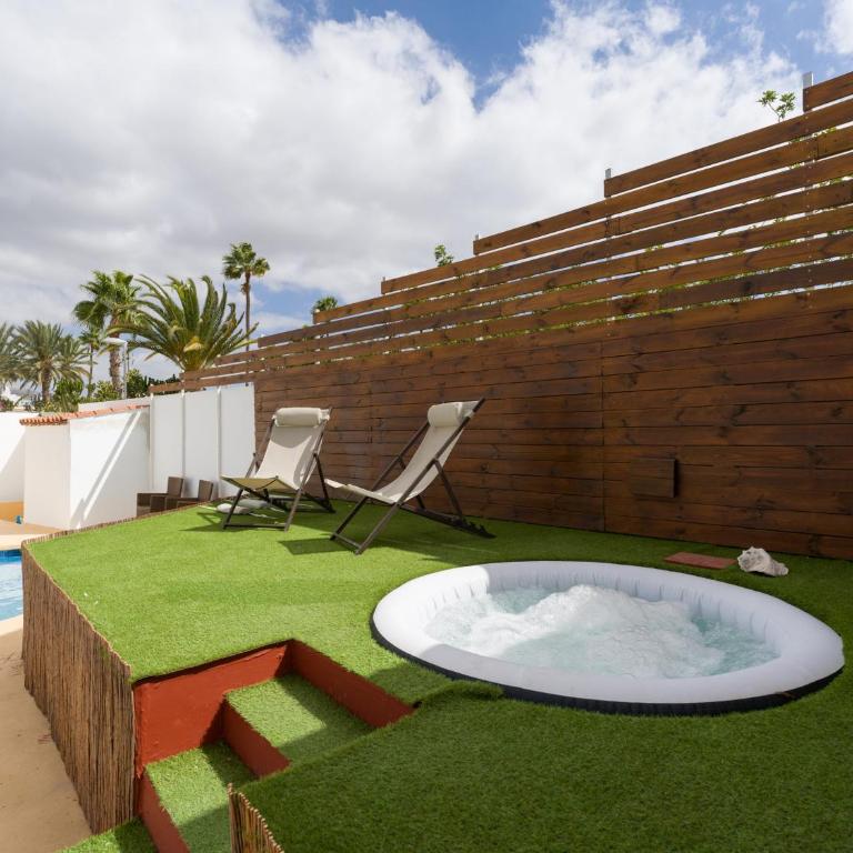 Florida Home Private pool and Jacuzzi - Three-Bedroom Vacation Home - 2