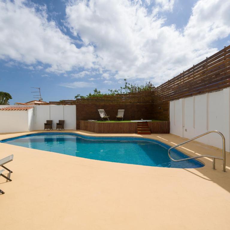 Florida Home Private pool and Jacuzzi - Three-Bedroom Vacation Home - 1