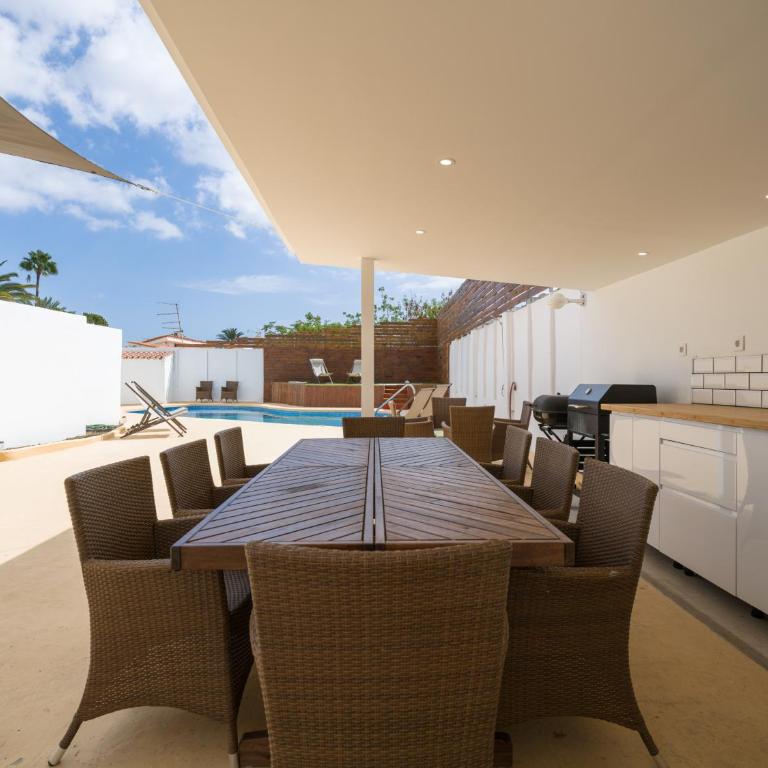 Florida Home Private pool and Jacuzzi - Three-Bedroom Vacation Home - 3