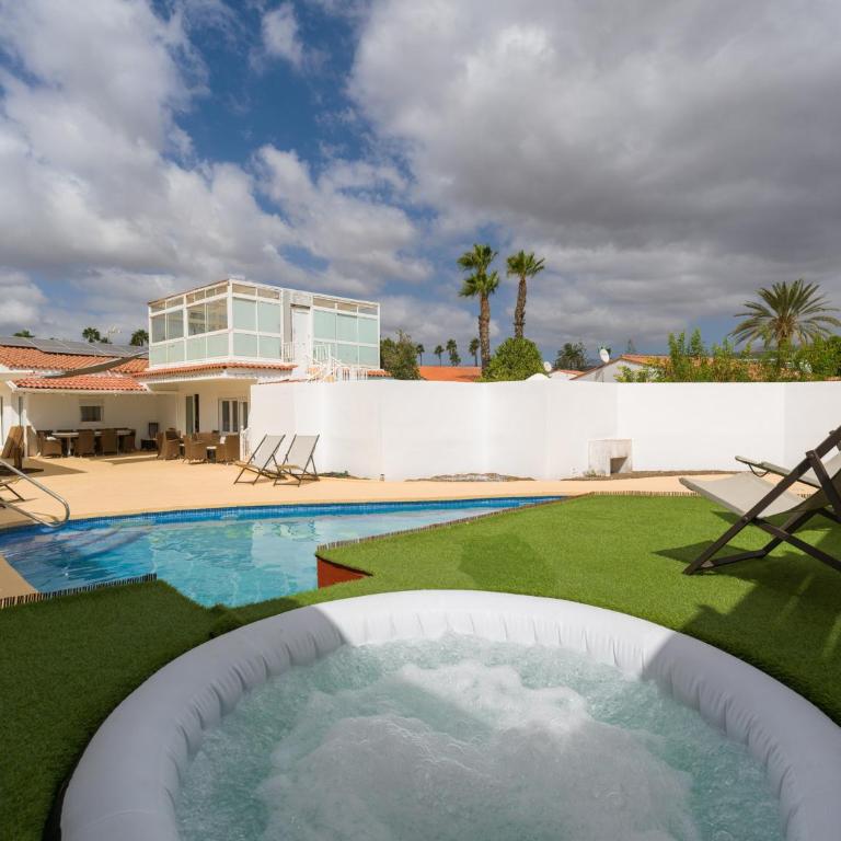 Florida Home Private pool and Jacuzzi - Three-Bedroom Vacation Home - 4