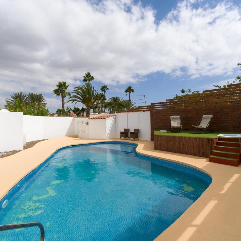 Florida Home Private pool and Jacuzzi - Three-Bedroom Vacation Home - 6