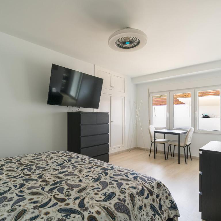 Florida Home Private pool and Jacuzzi - Three-Bedroom Vacation Home - 18