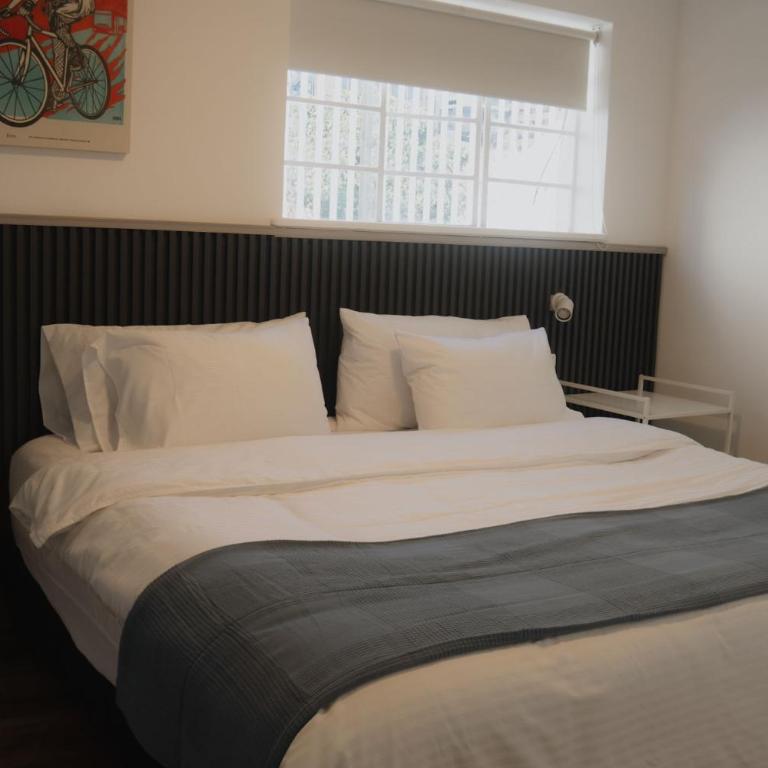 Hostal Macondo Bogotá - Habitación Deluxe con cama extragrande - 3