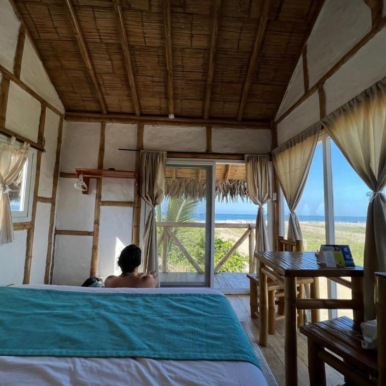 Cabalonga EcoAdventure - Habitación con cama grande y vistas al mar - 2