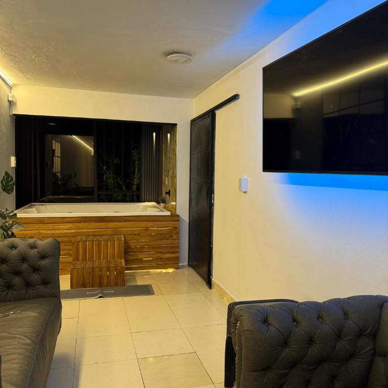 Apartamento con jacuzzi cerca al parque de poblado - Three-Bedroom Apartment - 1