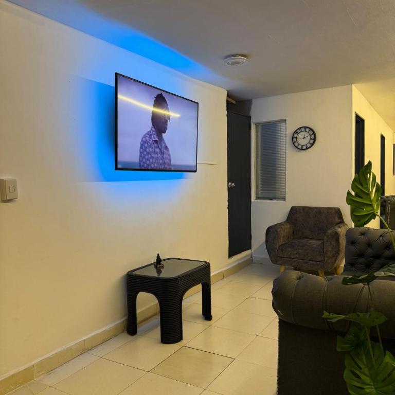 Apartamento con jacuzzi cerca al parque de poblado - Three-Bedroom Apartment - 2