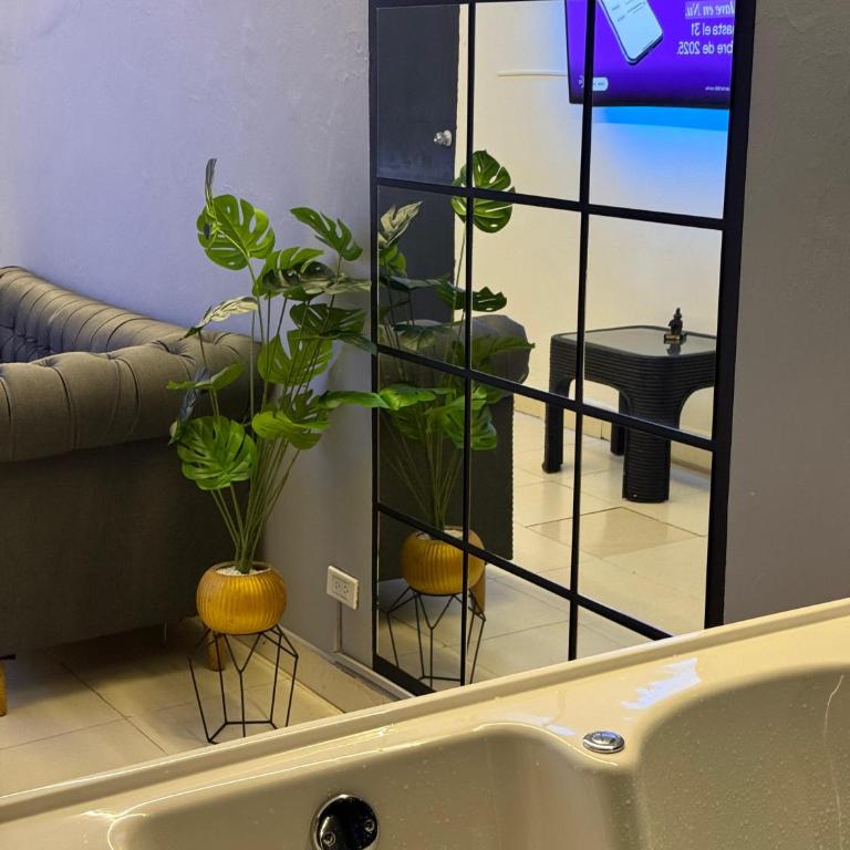 Apartamento con jacuzzi cerca al parque de poblado - Three-Bedroom Apartment - 5