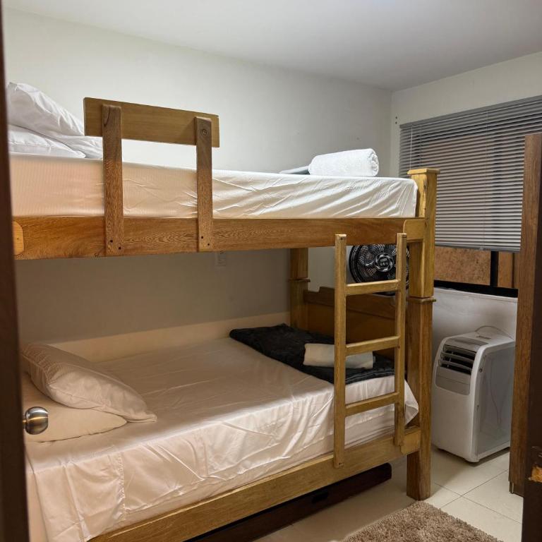 Apartamento con jacuzzi cerca al parque de poblado - Three-Bedroom Apartment - 9