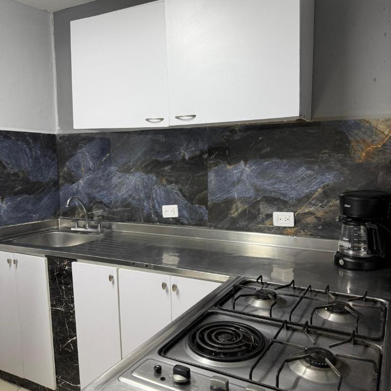 Apartamento con jacuzzi cerca al parque de poblado - Three-Bedroom Apartment - 13