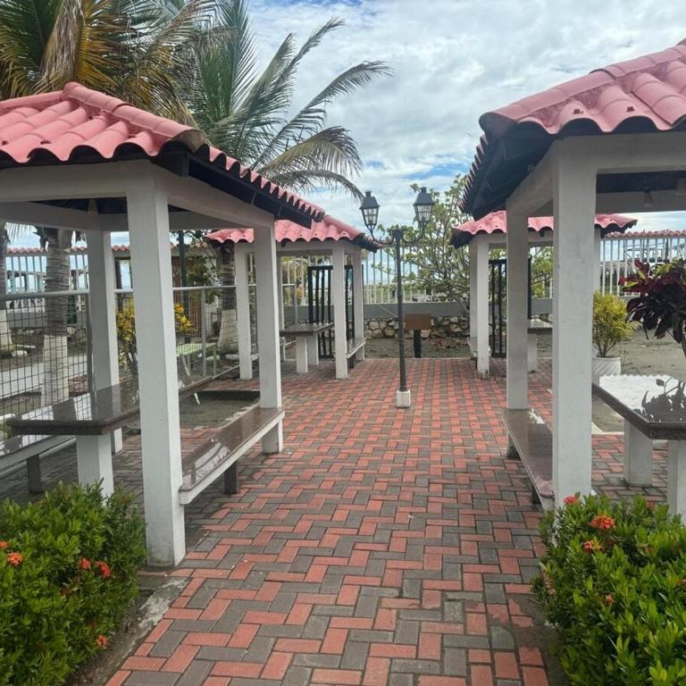 Casa en urbanización privada a 2 minutos caminando de la playa, Vía a Data - Four-Bedroom House - 11