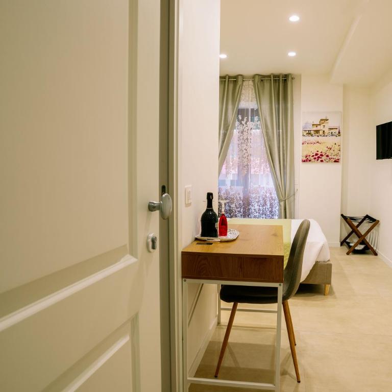 4 Seasons Roma Trastevere - Camera Matrimoniale Deluxe con Balcone - 11