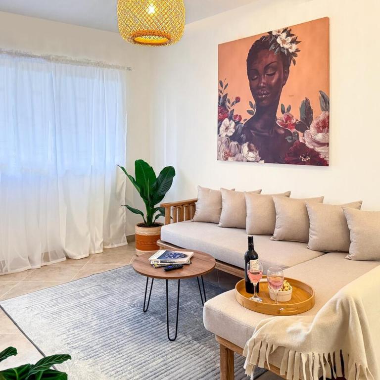 Spacious Boutique Loft with Netflix - Perfect Location - Three-Bedroom Apartment - 1