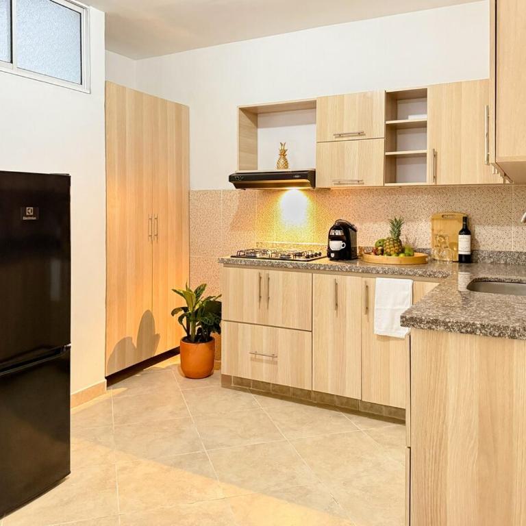Spacious Boutique Loft with Netflix - Perfect Location - Three-Bedroom Apartment - 3