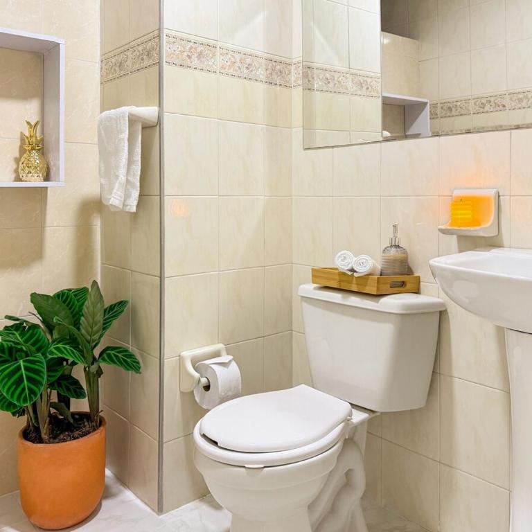 Spacious Boutique Loft with Netflix - Perfect Location - Three-Bedroom Apartment - 4