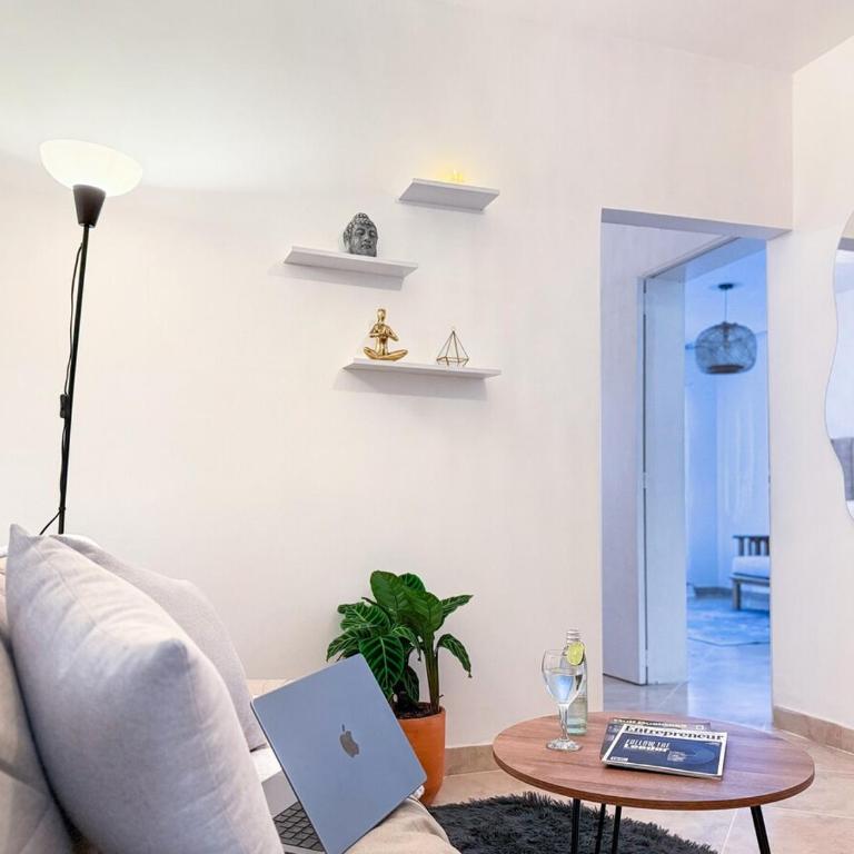 Spacious Boutique Loft with Netflix - Perfect Location - Three-Bedroom Apartment - 8