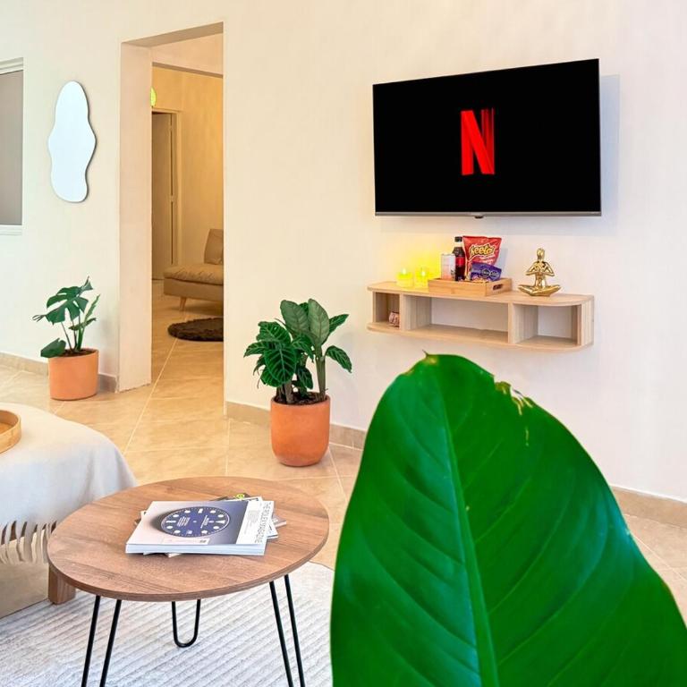 Spacious Boutique Loft with Netflix - Perfect Location - Three-Bedroom Apartment - 11