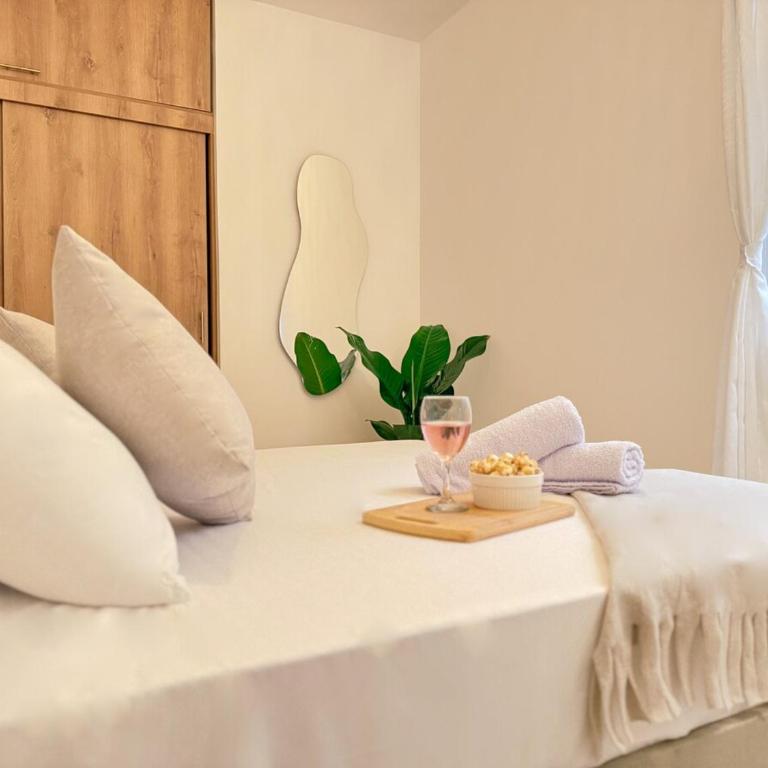 Spacious Boutique Loft with Netflix - Perfect Location - Three-Bedroom Apartment - 15