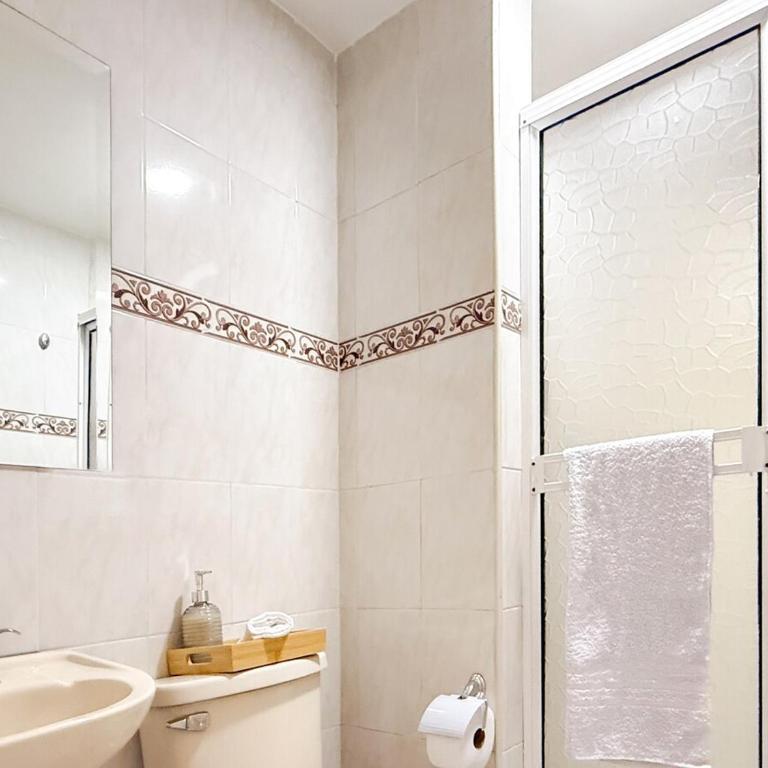 Spacious Boutique Loft with Netflix - Perfect Location - Three-Bedroom Apartment - 24