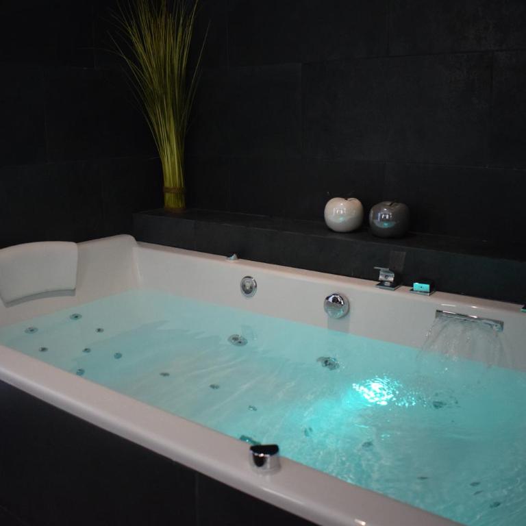 Le Trophée Boutique Hôtel Spa- La Loggia Appart'hôtel - Chambre Signature Lounge Couture - 5