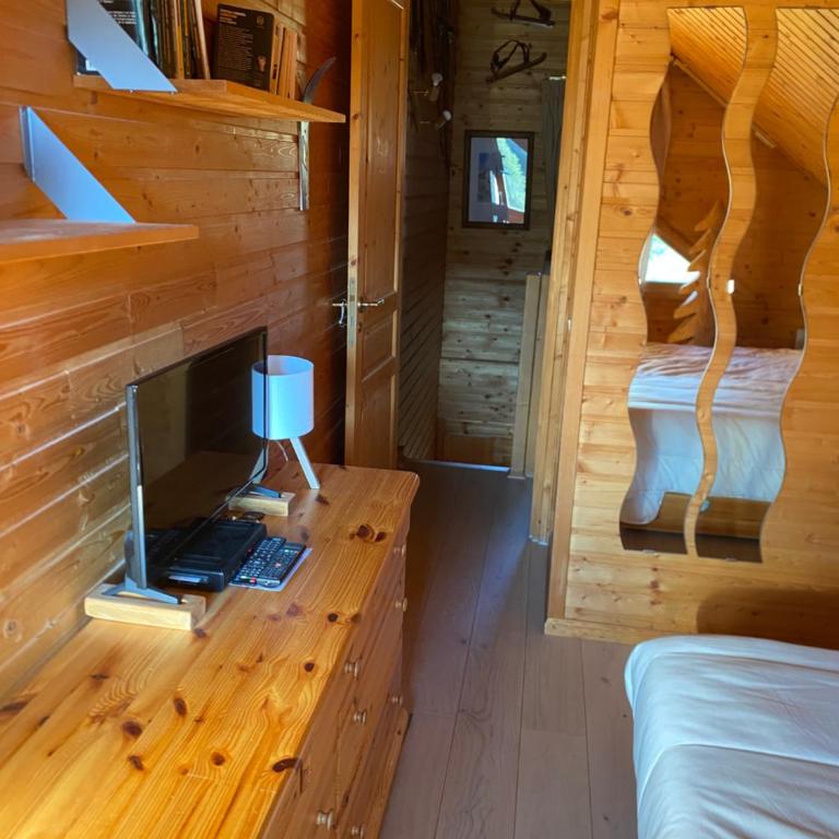 Duplex cosy jusqu'à 6 personnes- chalet des Pléiades - départ skis aux pieds en bordure de piste sans portage - au milieu des fleurs en été - l'autre duplex du chalet est également à nous - Chalet 2 Chambres - 12