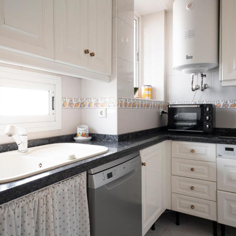 AA Guest - SandBeach Front Sea Views Eco Apartment - Apartamento de 3 dormitorios - 8