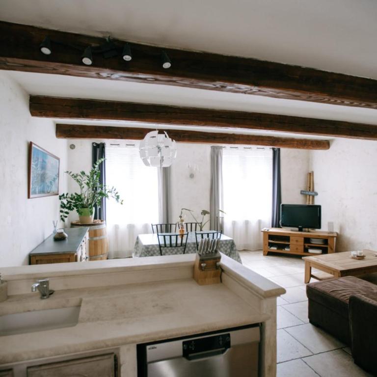 Charming Village House in the Heart of Isle-sur-la-Sorgue - Vacation Home - 4