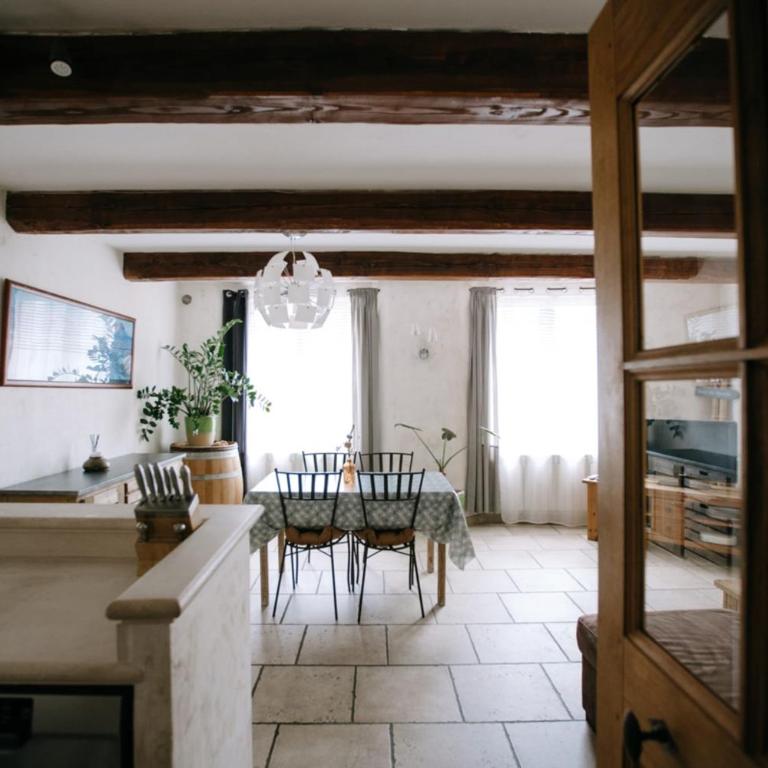 Charming Village House in the Heart of Isle-sur-la-Sorgue - Vacation Home - 10