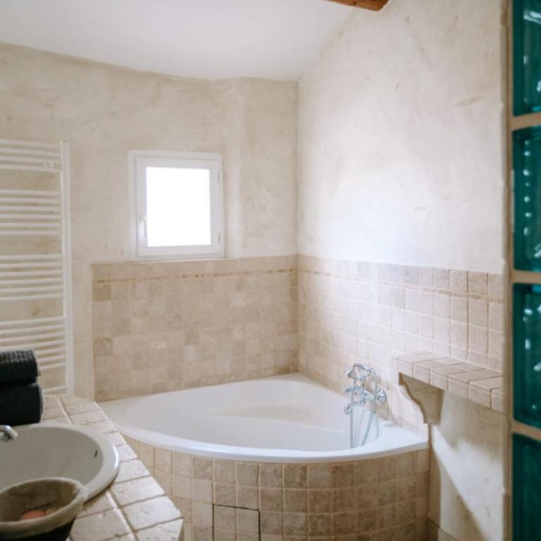 Charming Village House in the Heart of Isle-sur-la-Sorgue - Vacation Home - 16
