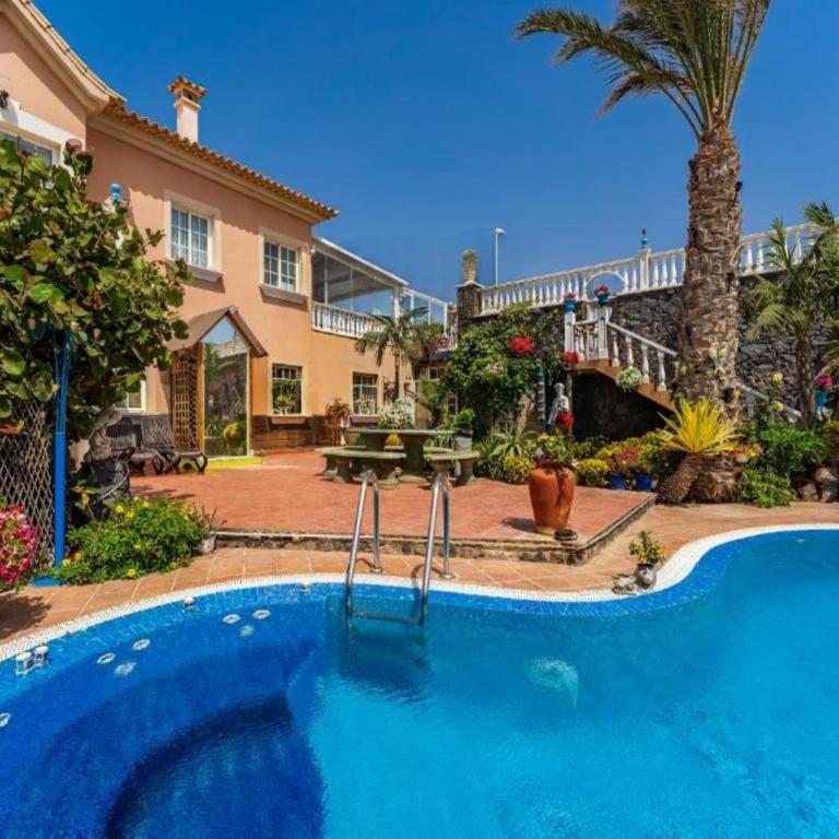 Apartment with communal pool and garden - Two-Bedroom Apartment - 23