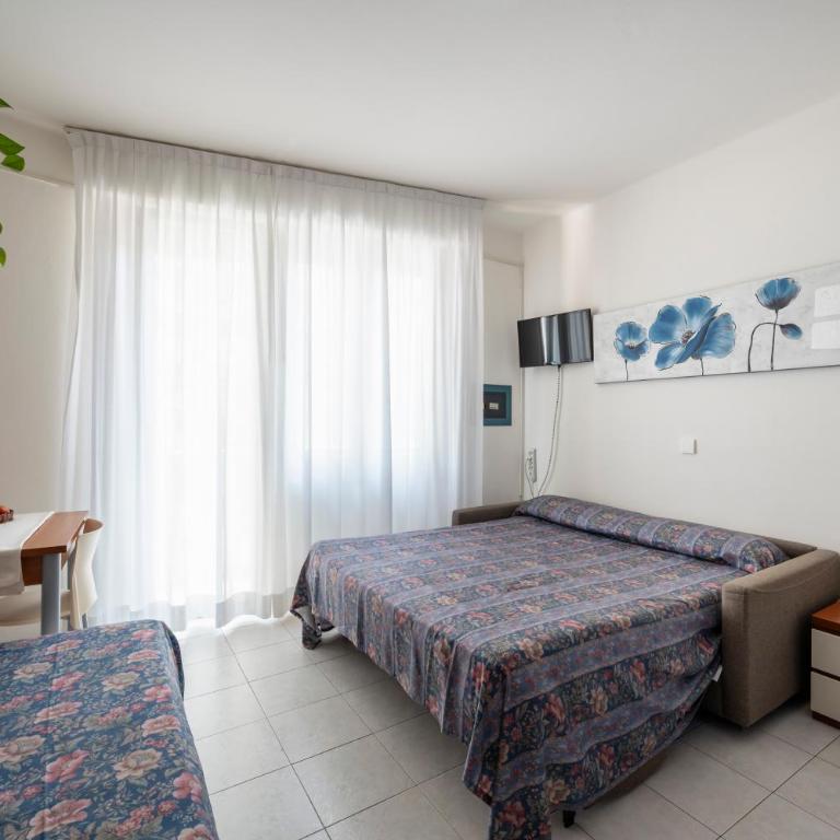 Aparthotel Pineda - Studio with Balcony - 7