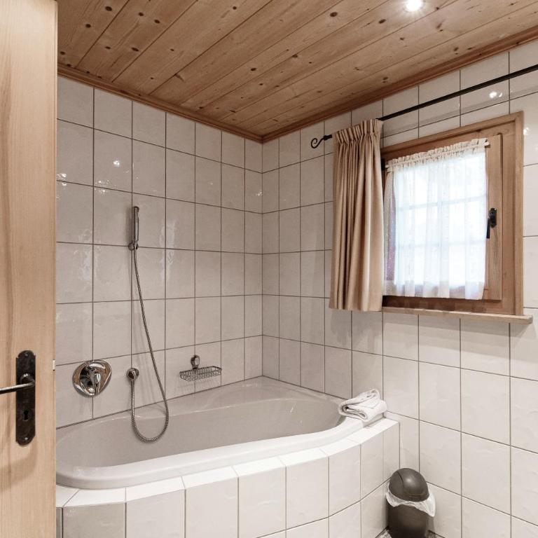 Laax Chalet by Quokka 360 - Charming Apartment with Private Patio - Superior Apartment mit 3 Schlafzimmern - 30