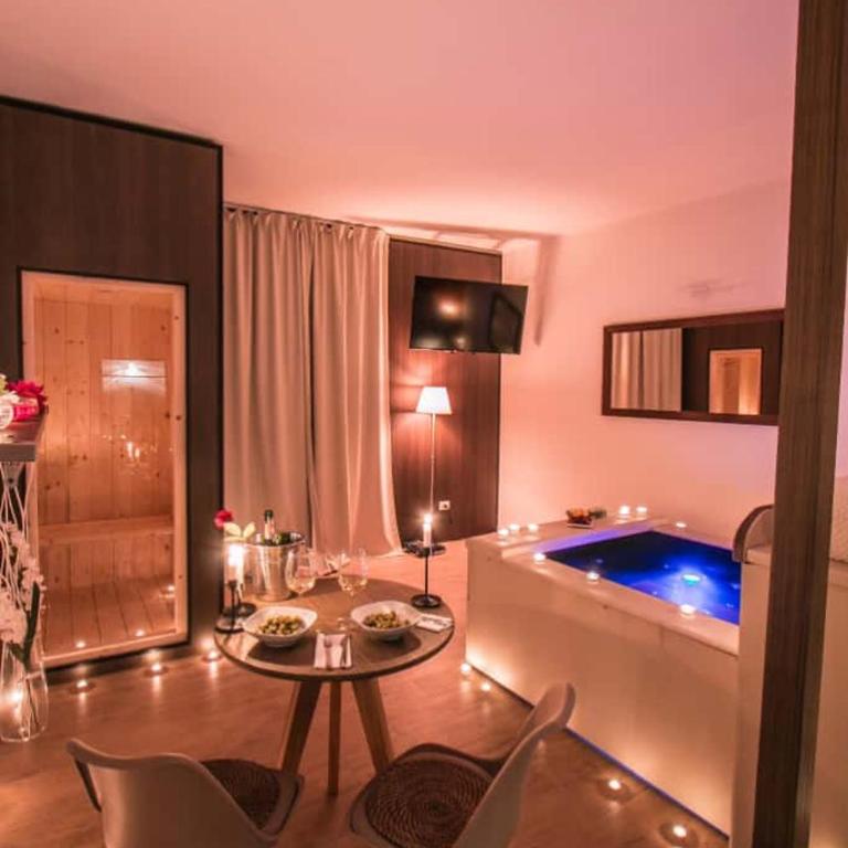 Alma Suites - Jacuzzi Livorno - Camera King con Vasca Idromassaggio - 1