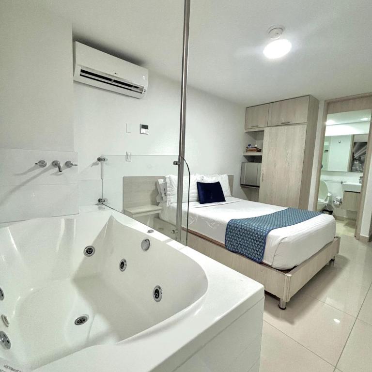 Hotel Laureles Plaza - Suite con bañera de hidromasaje - 2