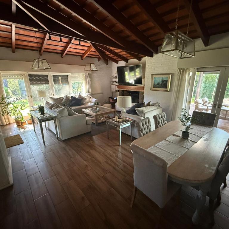 Hermosa casa en barrio cantegril - Casa de 4 dormitorios - 5