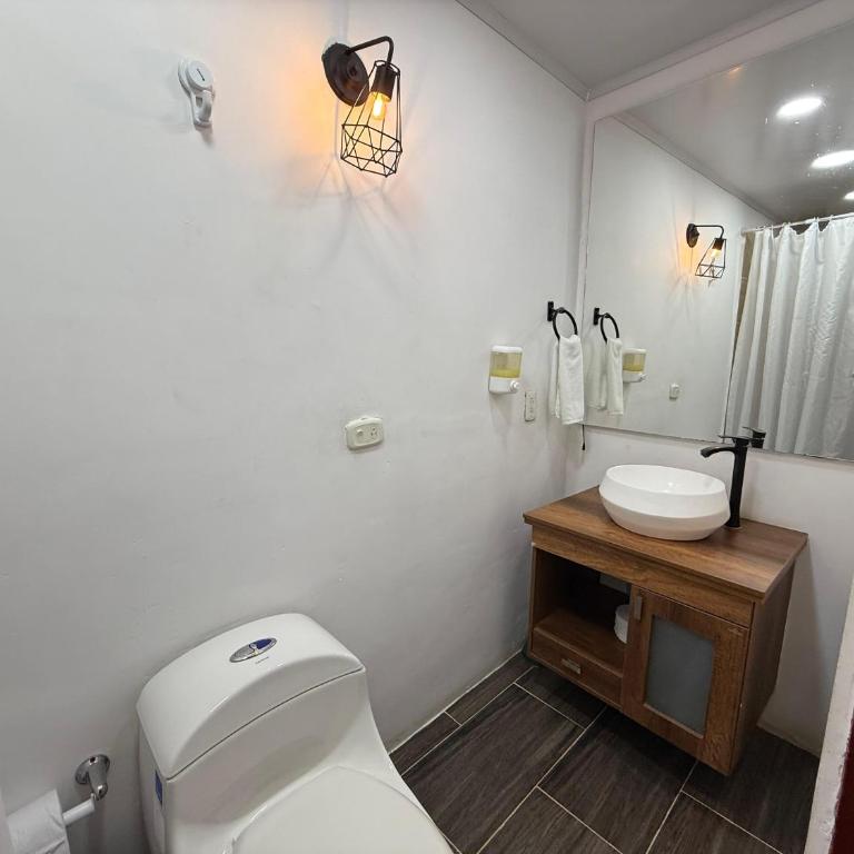 Casa y cabaña campestres, 14 personas, vocación familiar y descanso - Five-Bedroom House - 73