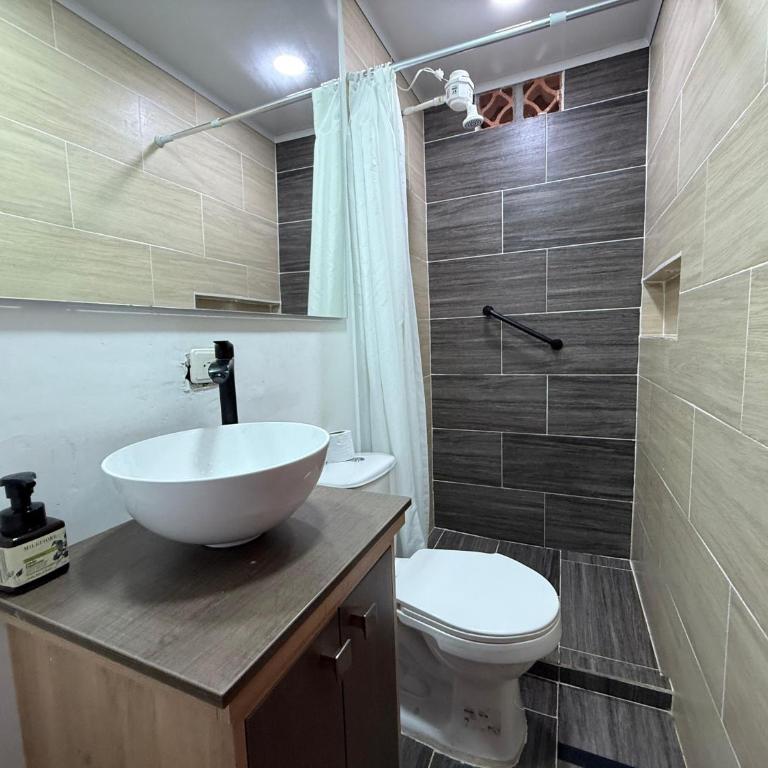 Casa y cabaña campestres, 14 personas, vocación familiar y descanso - Five-Bedroom House - 70