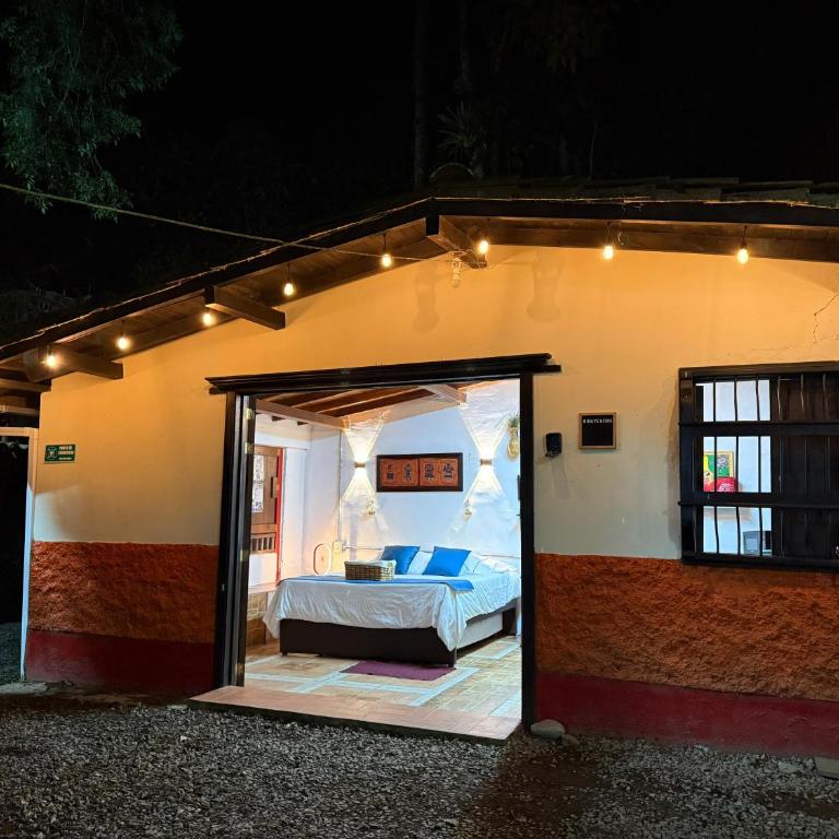 Casa y cabaña campestres, 14 personas, vocación familiar y descanso - Five-Bedroom House - 81