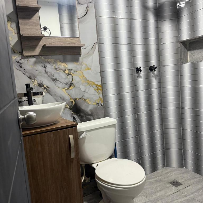 Apartamento con jacuzzi cerca al parque de poblado - Three-Bedroom Apartment - 15