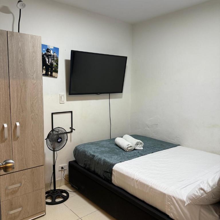 Apartamento con jacuzzi cerca al parque de poblado - Three-Bedroom Apartment - 11
