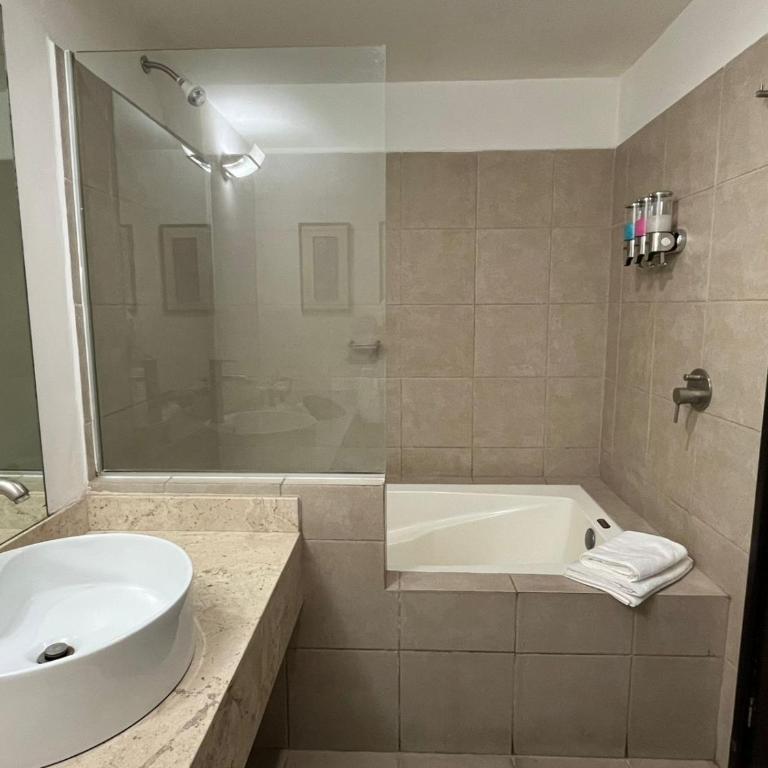 Bellísima Suite, 2 Camas Queen, Gym, en Interlomas - Suite con cama grande y balcón - 20