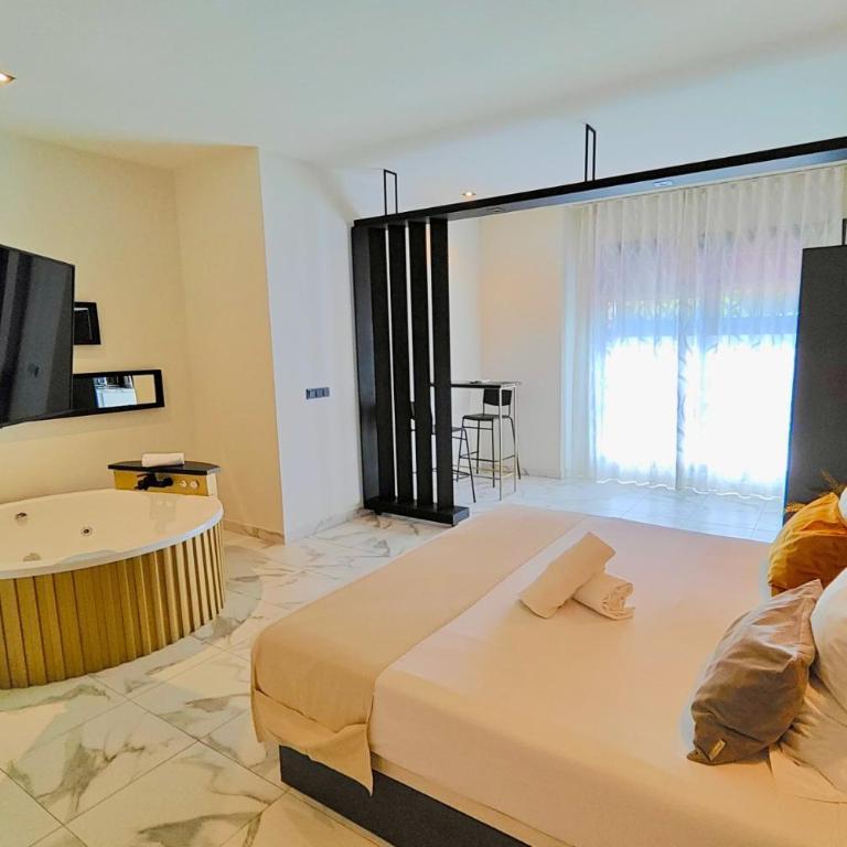 Reina Victoria La Plaza - Square Room - 9