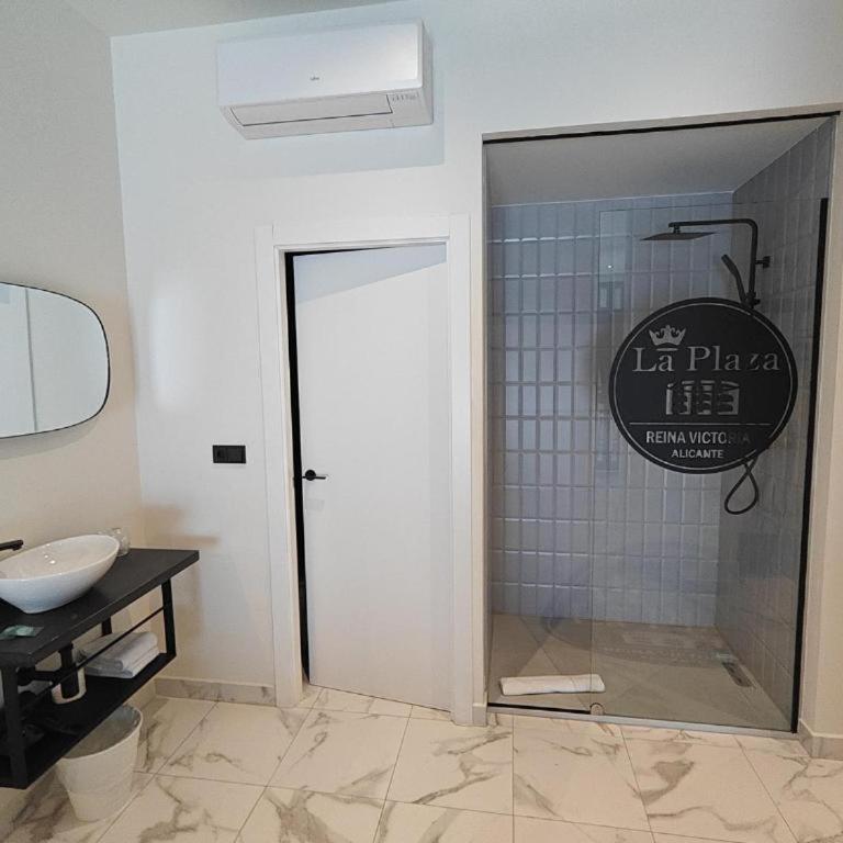 Reina Victoria La Plaza - Square Room - 11