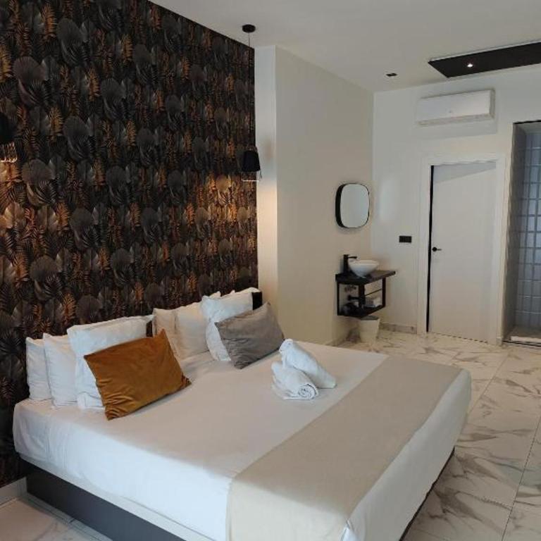 Reina Victoria La Plaza - Square Room - 14