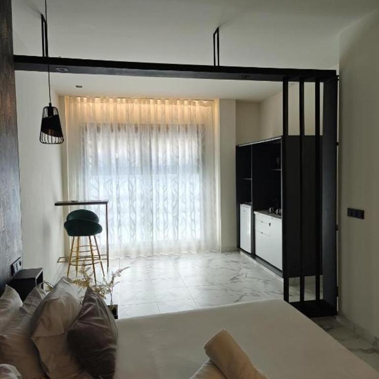 Reina Victoria La Plaza - Square Room - 13