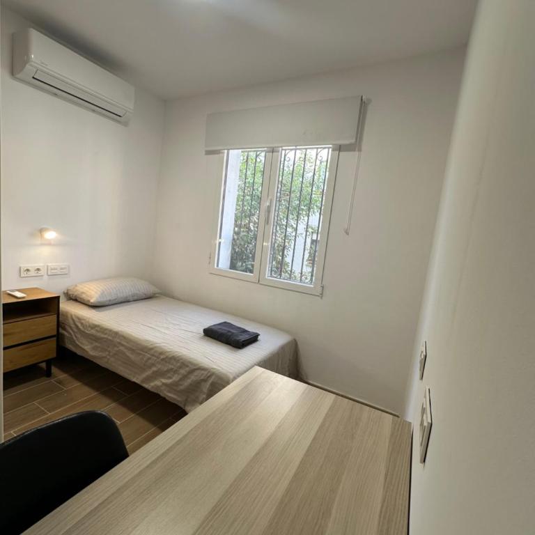 Guesthouse Cervantes - Rooms cerca del centro de Granada - Single Room with Private External Bathroom - 12