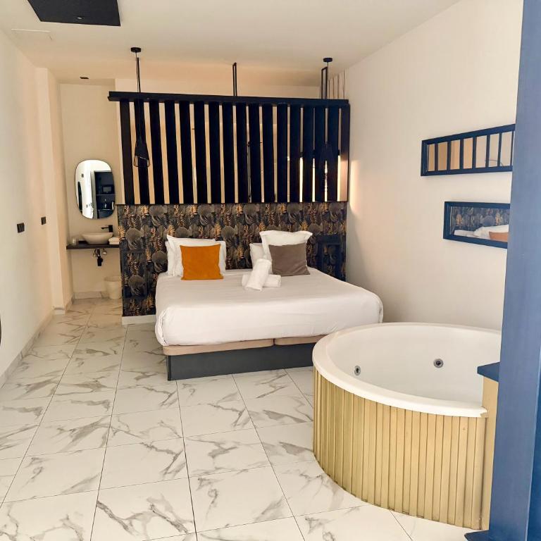 Reina Victoria La Plaza - Double Room with Jacuzzi - 10