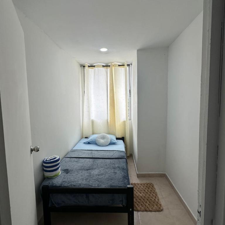 Apartamento Amplio, Central, a pocos metros de la playa, Barrio El laguito - Five-Bedroom Apartment - 18